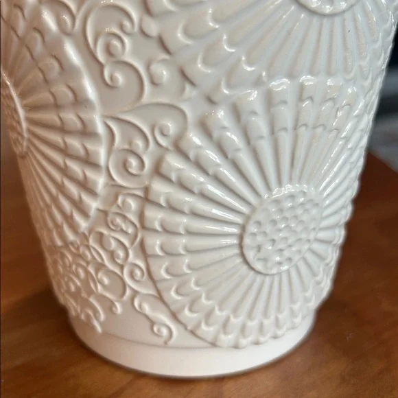 🌻 Lightweight White flower pot with floral design - Picture 3 of 6